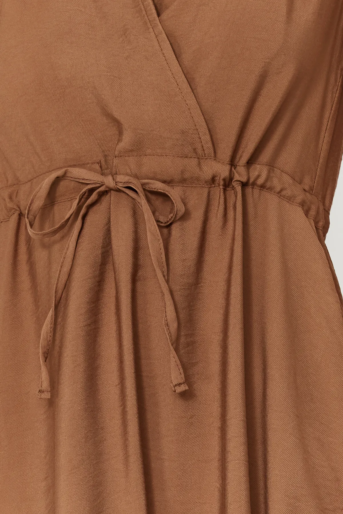 Trendyol Collection  Braunes, gewebtes Midi-Kleid mit V-Ausschnitt und Taillenöffnung TWOSS24EL00501