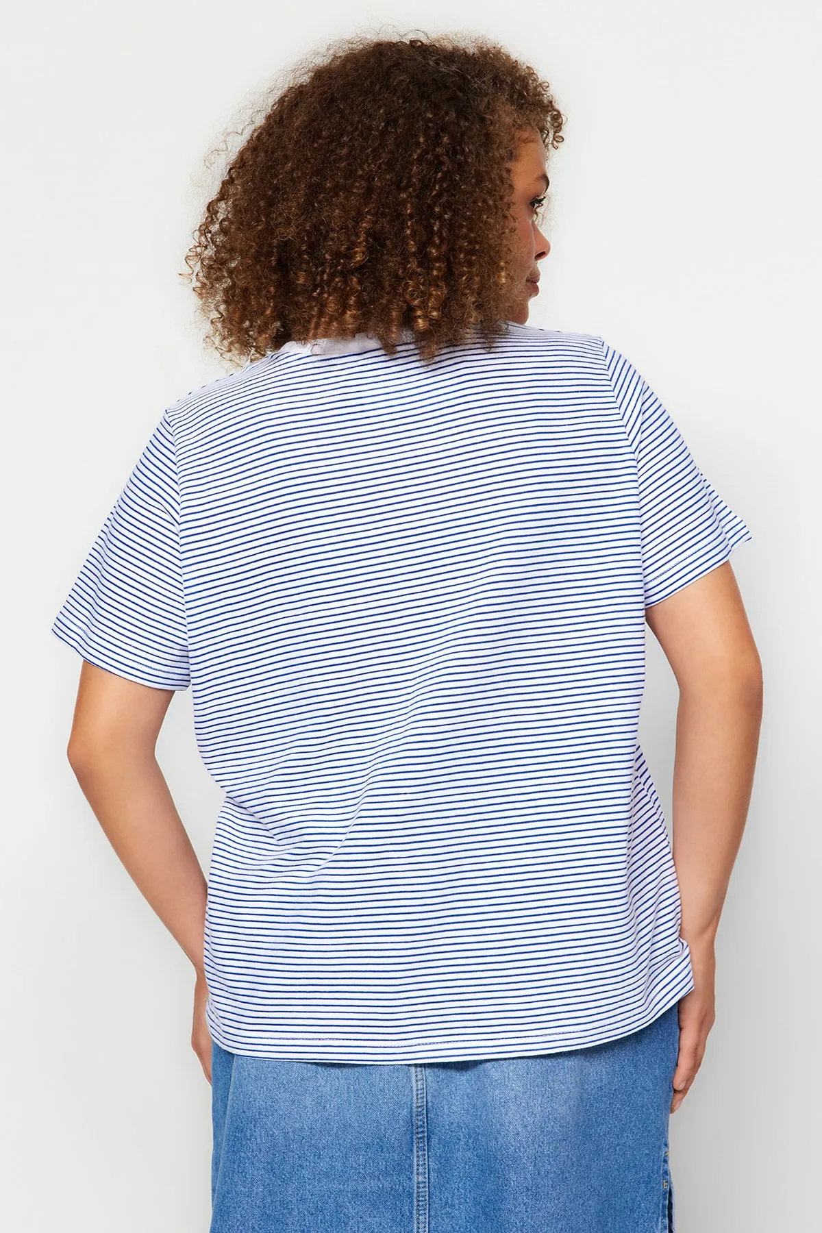 Trendyol Curve  Marineblaues, gestreiftes, gestreiftes Strick-T-Shirt mit Rundhalsausschnitt TBBSS23BF00068