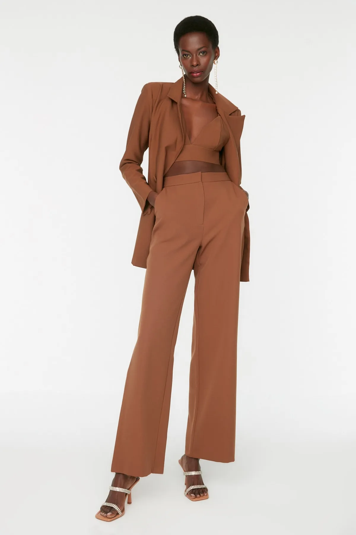 Trendyol Collection  Braune gewebte Hose mit Röhrenbeinen TPRAW22PL0402