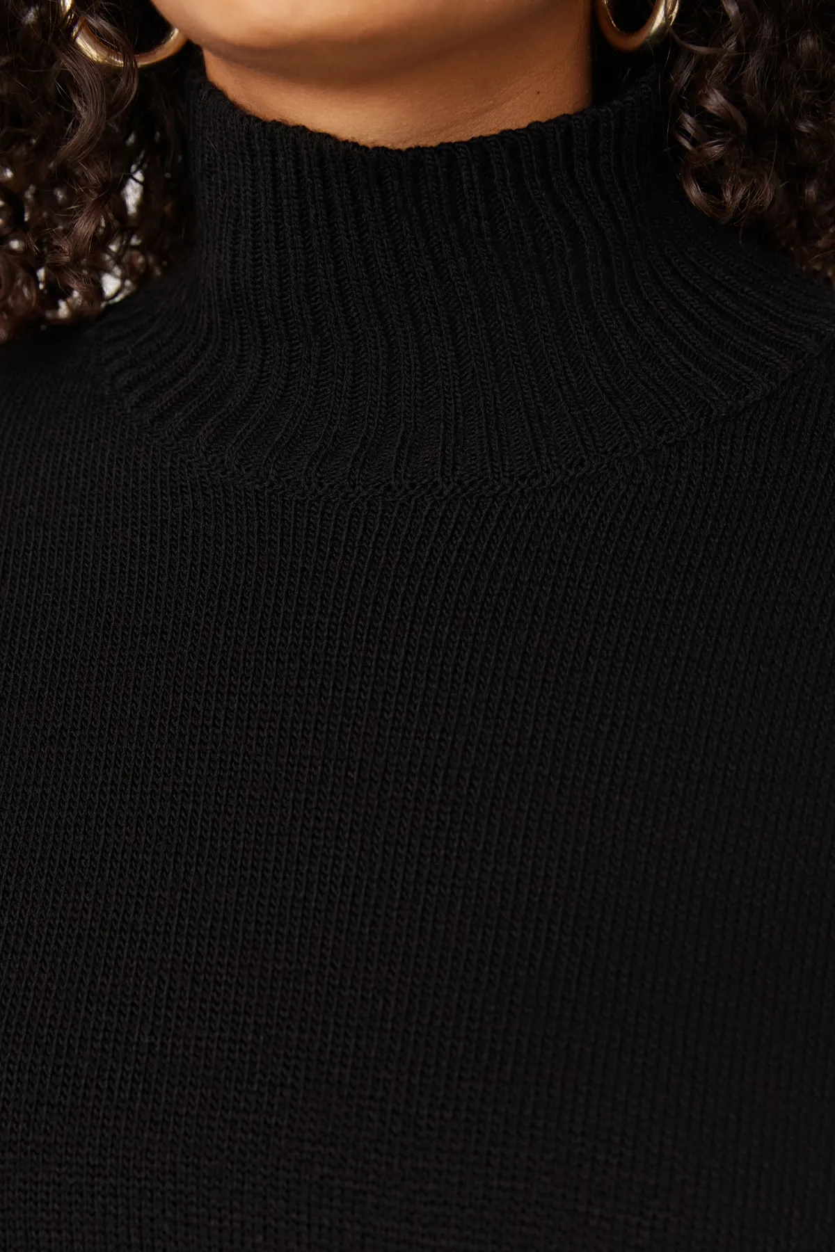 Trendyol Curve  Schwarzer, schulterfreier Strickpullover mit Rollkragen