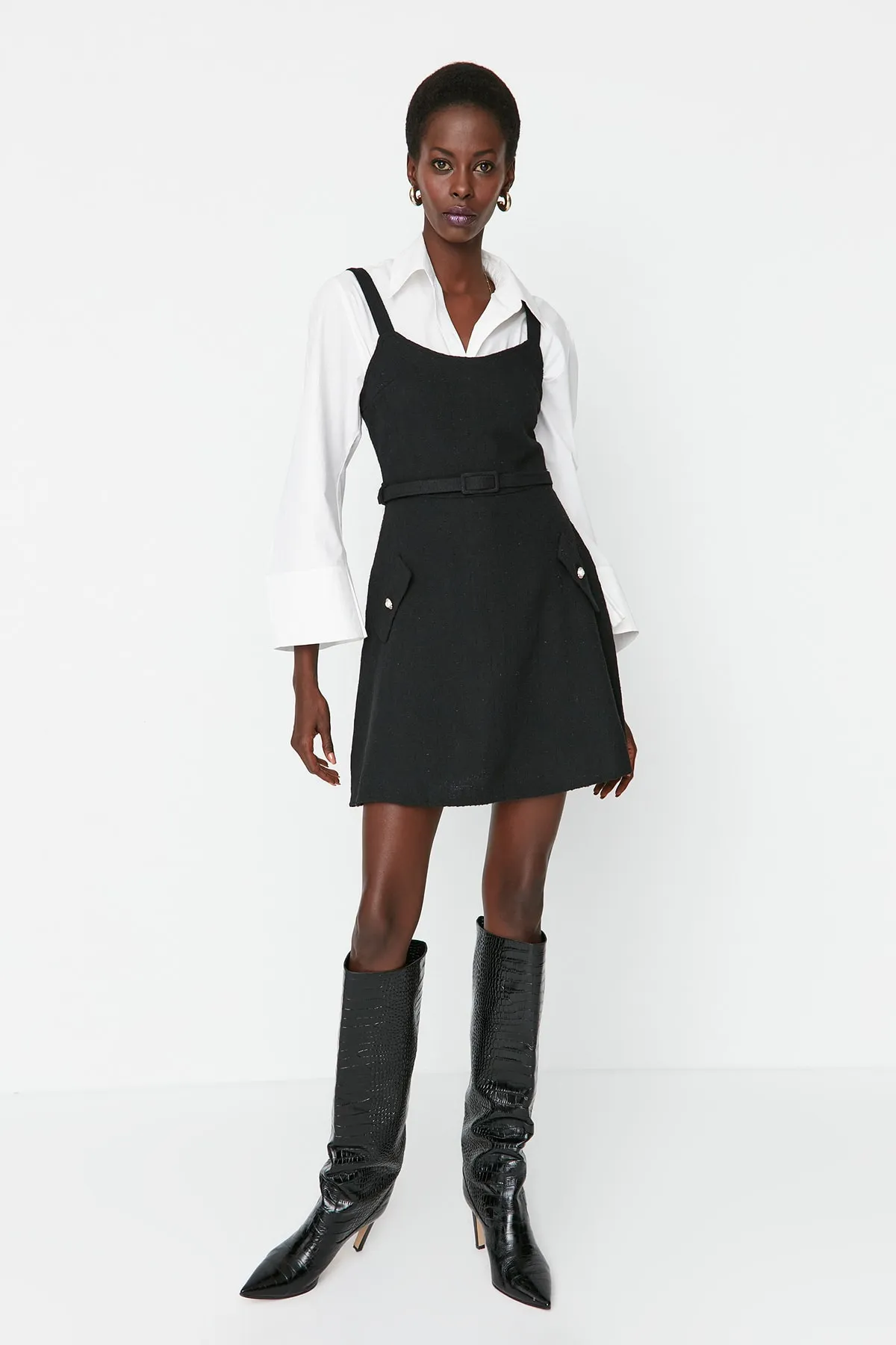 Trendyol Collection  Schwarzes Mini-Webkleid mit Gürtel und Taschendetail TWOAW23EL00526