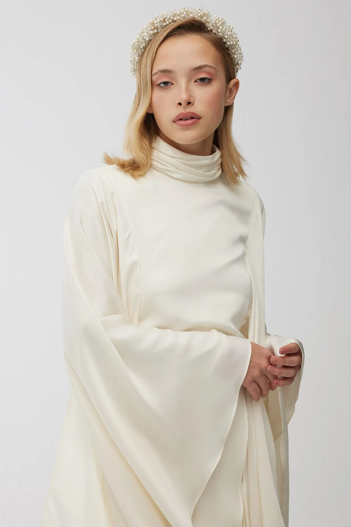 Manuka  Satin-Cape-Abendkleid Ecru