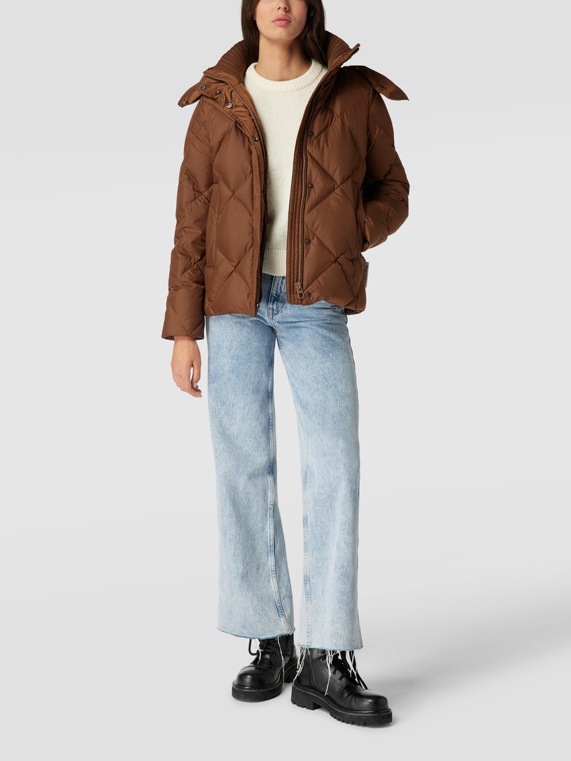 Daunenjacke mit Label-Detail in mittelbraun