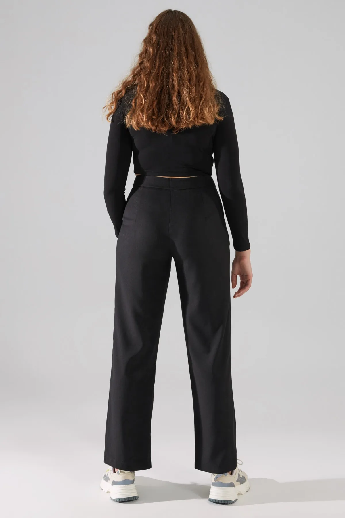 Trendyol Collection  Schwarze, gerade geschnittene, plissierte Webhose TWOSS19WX0017