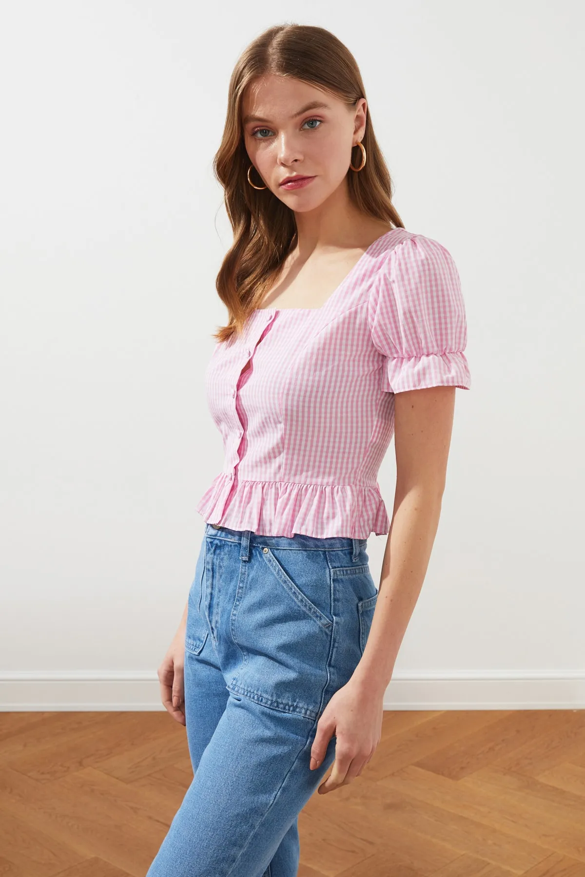 Trendyol Collection  Rosafarbene, gewebte, geknöpfte Gingham-Bluse mit quadratischem Ausschnitt TWOSS21BZ0820