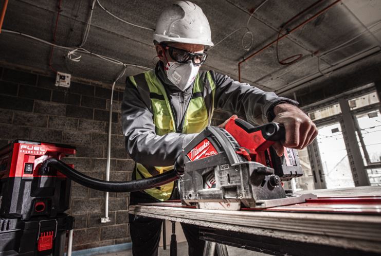 Milwaukee 4933478778+4932480906 M18 Akku-Tauchsäge 55 mm + Führungsschienen-Set, 2 x 5,5-Ah-Akku und Schnellladegerät im PACKOUT XL-Koffer