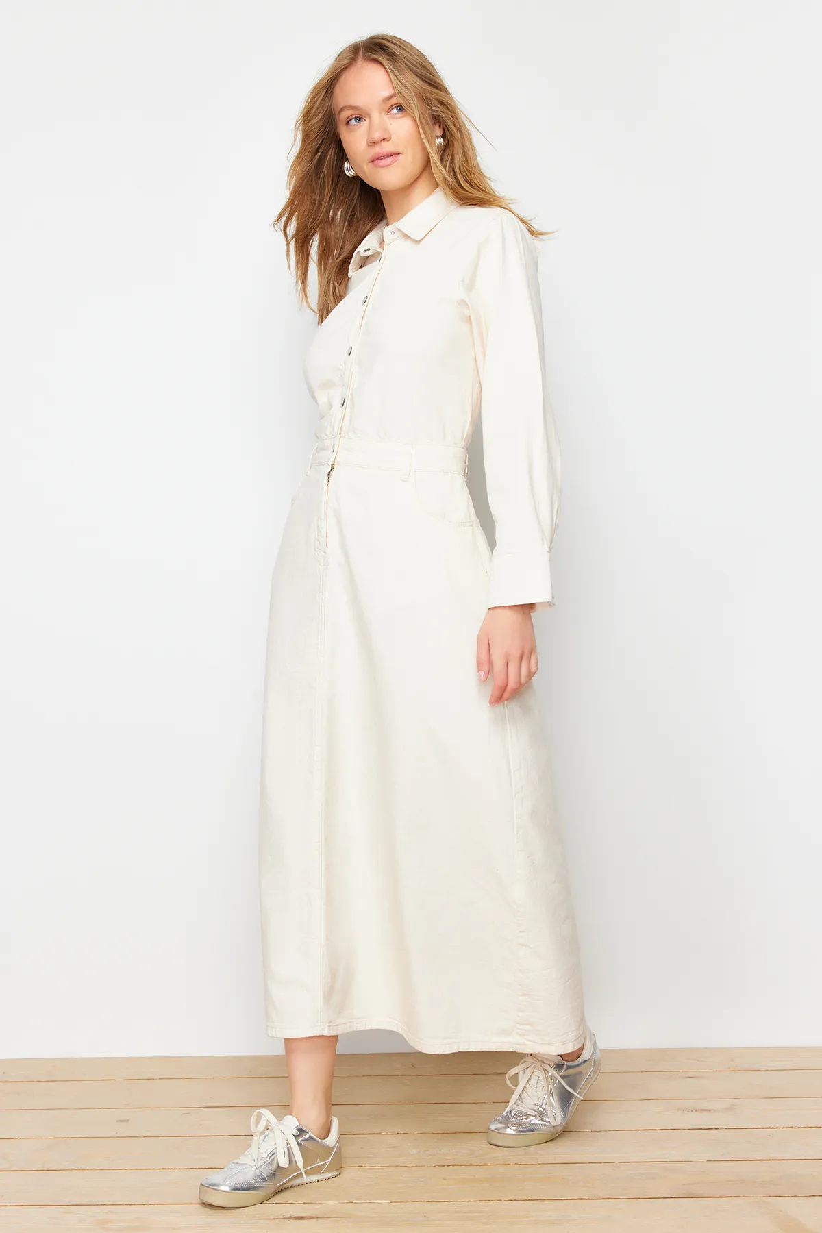 Trendyol Collection  Ecrufarbenes, schlichtes Hemdblusenkleid, starres Maxikleid TWOSS24EL00925
