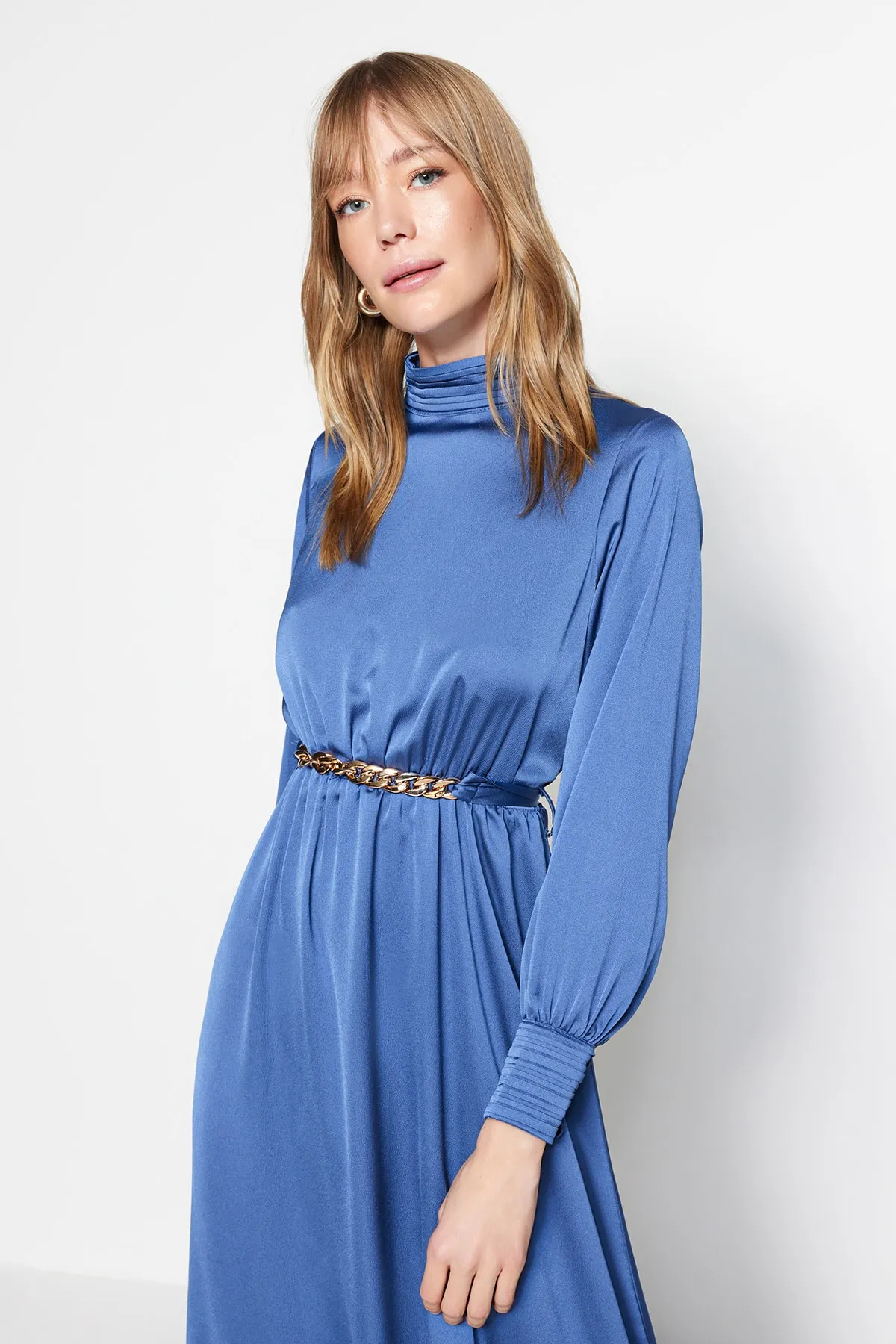 Trendyol Modest  Dunkelblaues gewebtes Abendkleid mit drapiertem Kragen und Manschetten, Gürtel TCTSS22EB0142