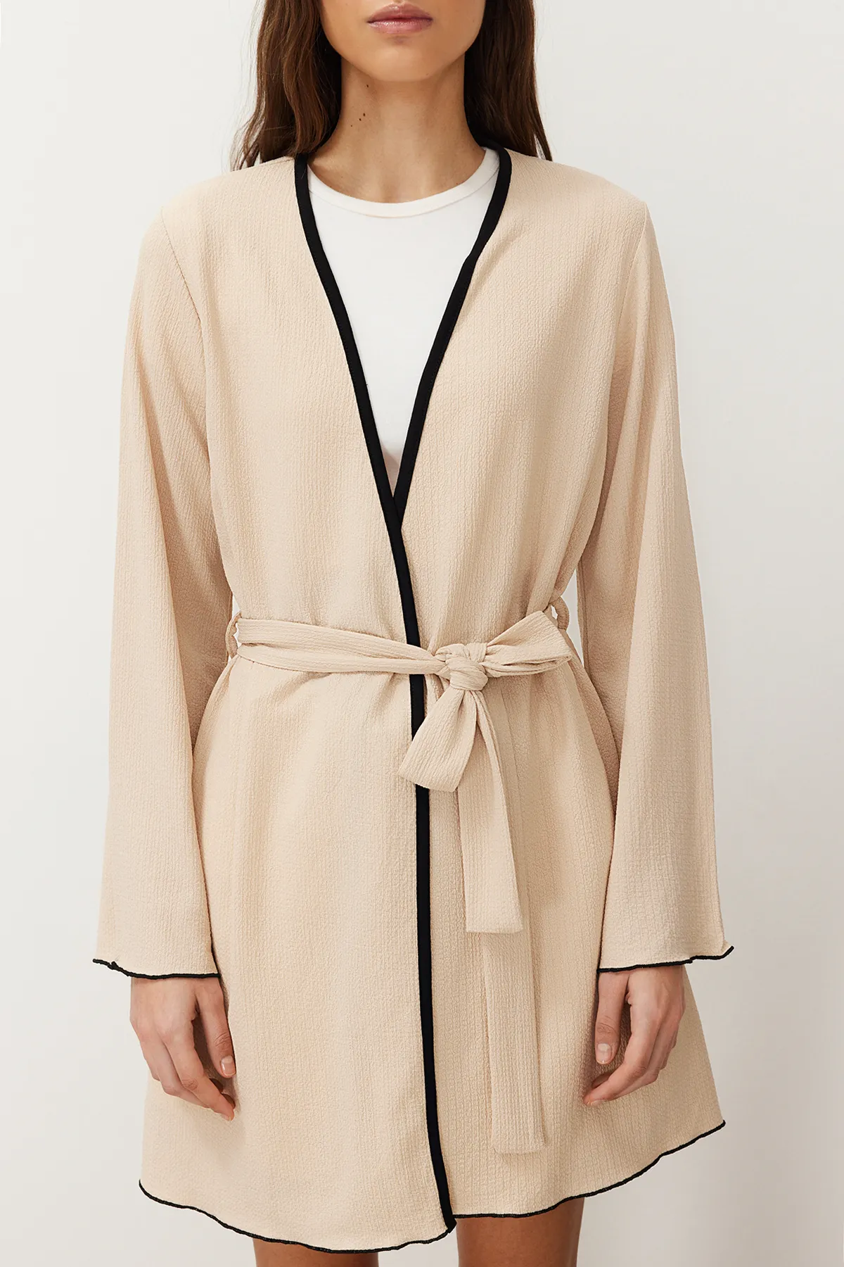 Trendyol Collection  Beigefarbener Baby-Overlock-Strick-Morgenmantel mit Gürtel THMSS24SB00012