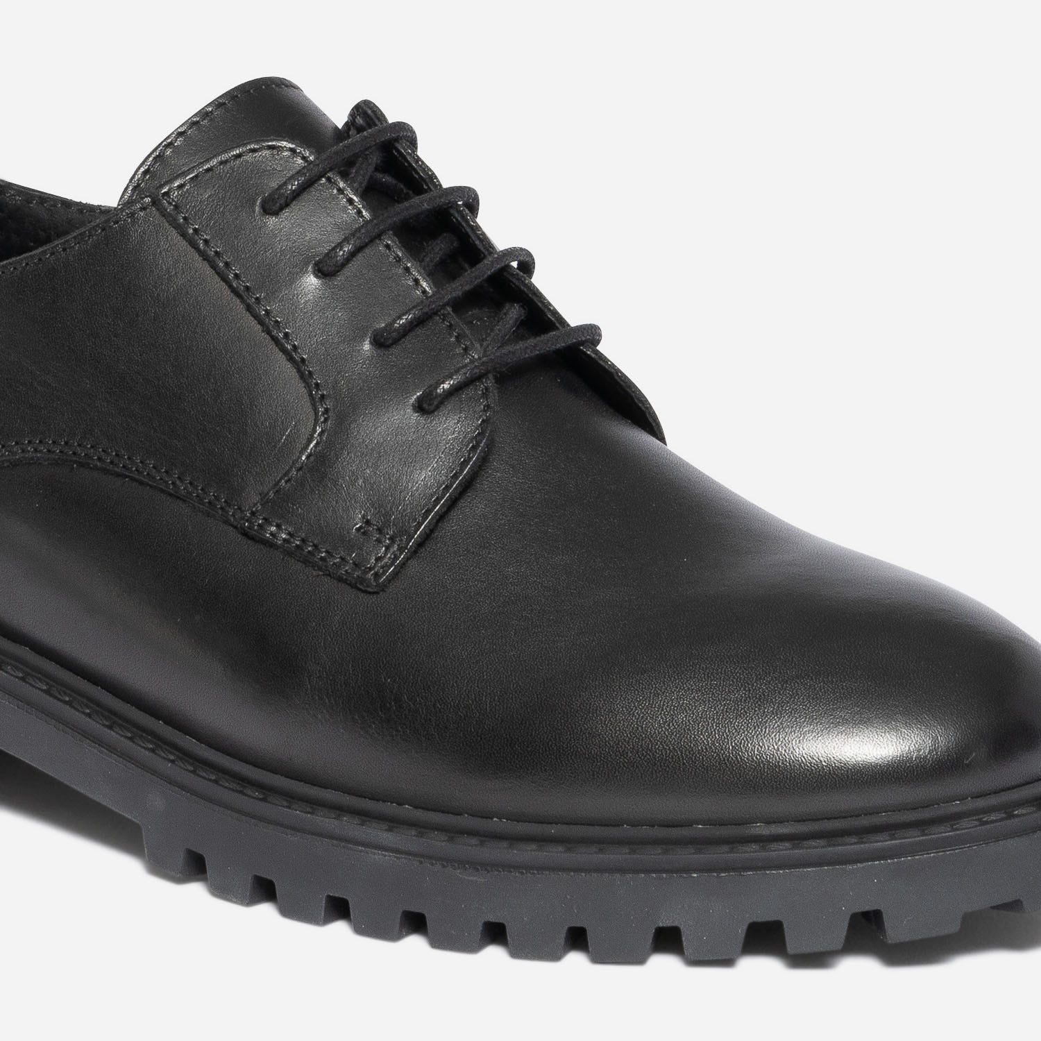 Derby noir en cuir à semelle crantée