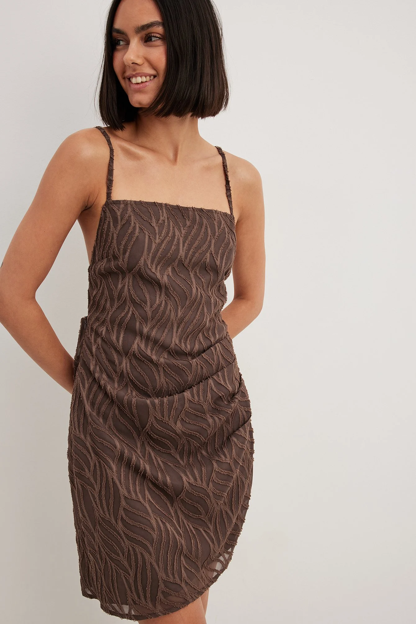 Strukturiertes Minikleid mit Schnürung am Rücken