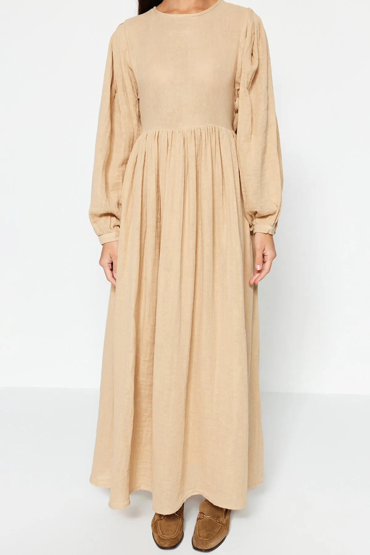 Trendyol Modest  Nerzfarbenes Kleid aus 100 % gewebtem Musselin mit Gürtel und bequemer Passform, gefüttert, TCTSS23EB00048