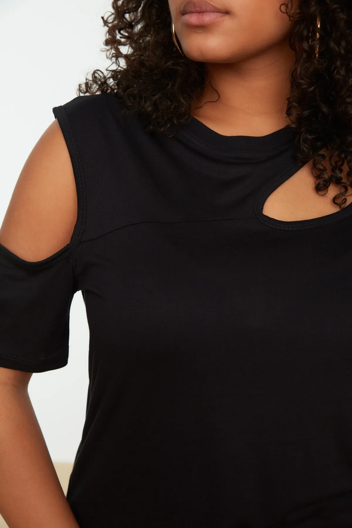 Trendyol Curve  Schwarze, detaillierte Strickbluse mit Ausschnitten TBSSS22AF0007