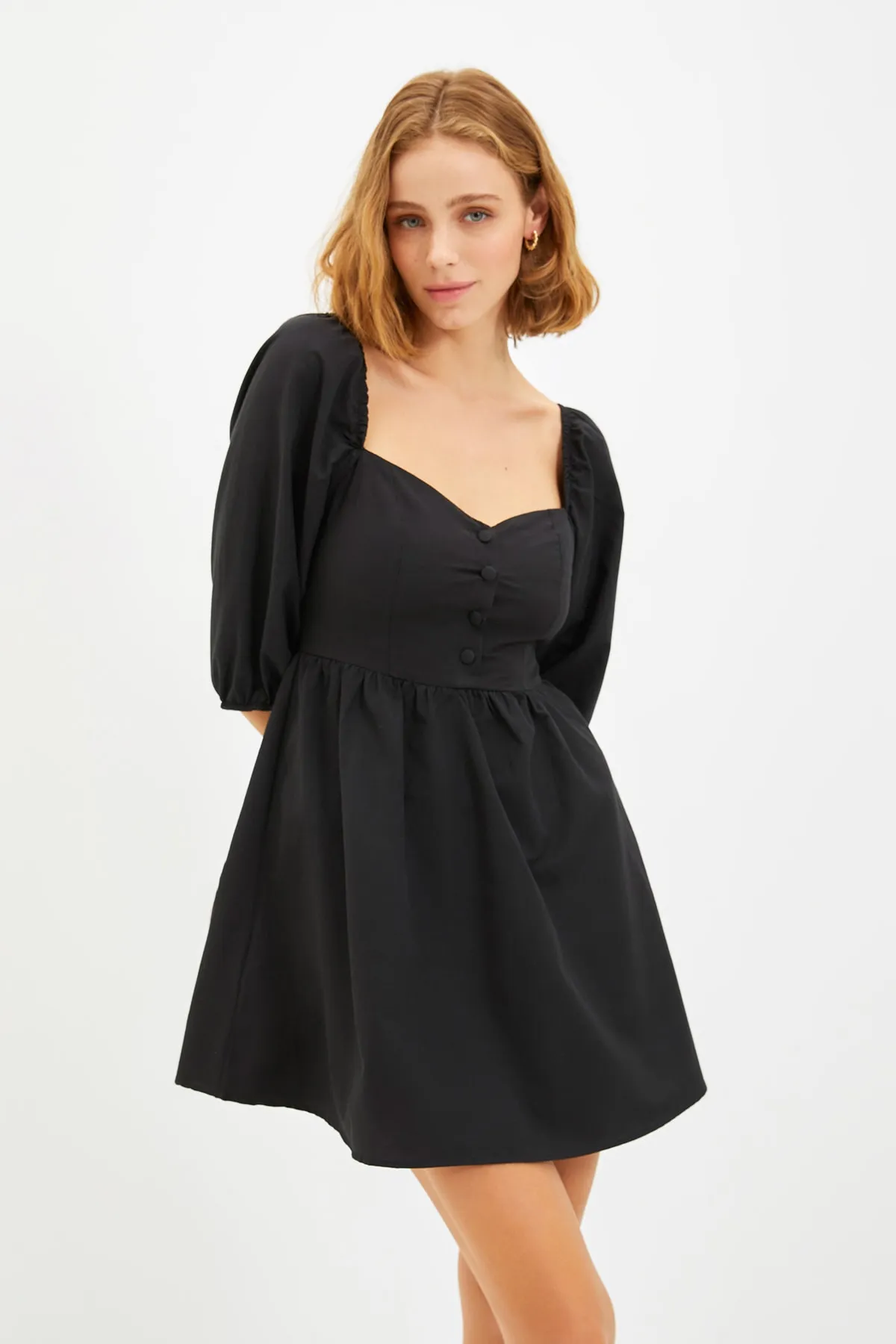 Trendyol Collection  Schwarzes Webkleid mit Mini-Taille und Ballonärmeln TWOAW22EL0210