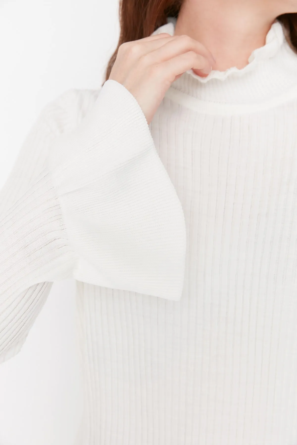 Trendyol Modest  Ecrufarbener Strickpullover mit hohem Kragen TCTAW23AK00039