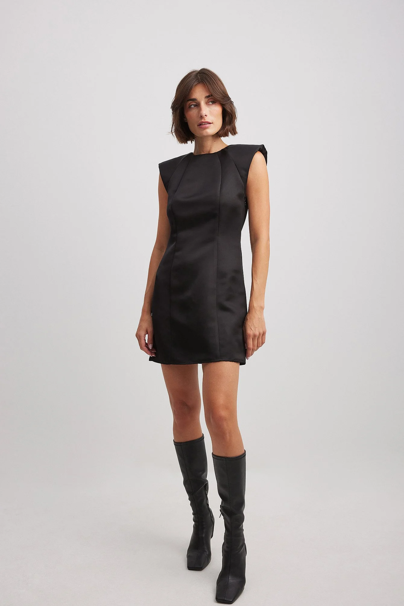 Minikleid mit spitzen Schultern