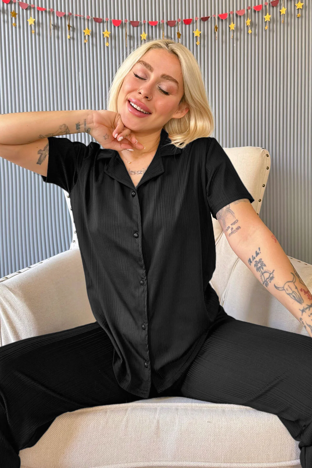 Pijamaevi  Schwarz gestricktes Damen-Pyjama-Set mit kurzen Ärmeln und Knöpfen vorne