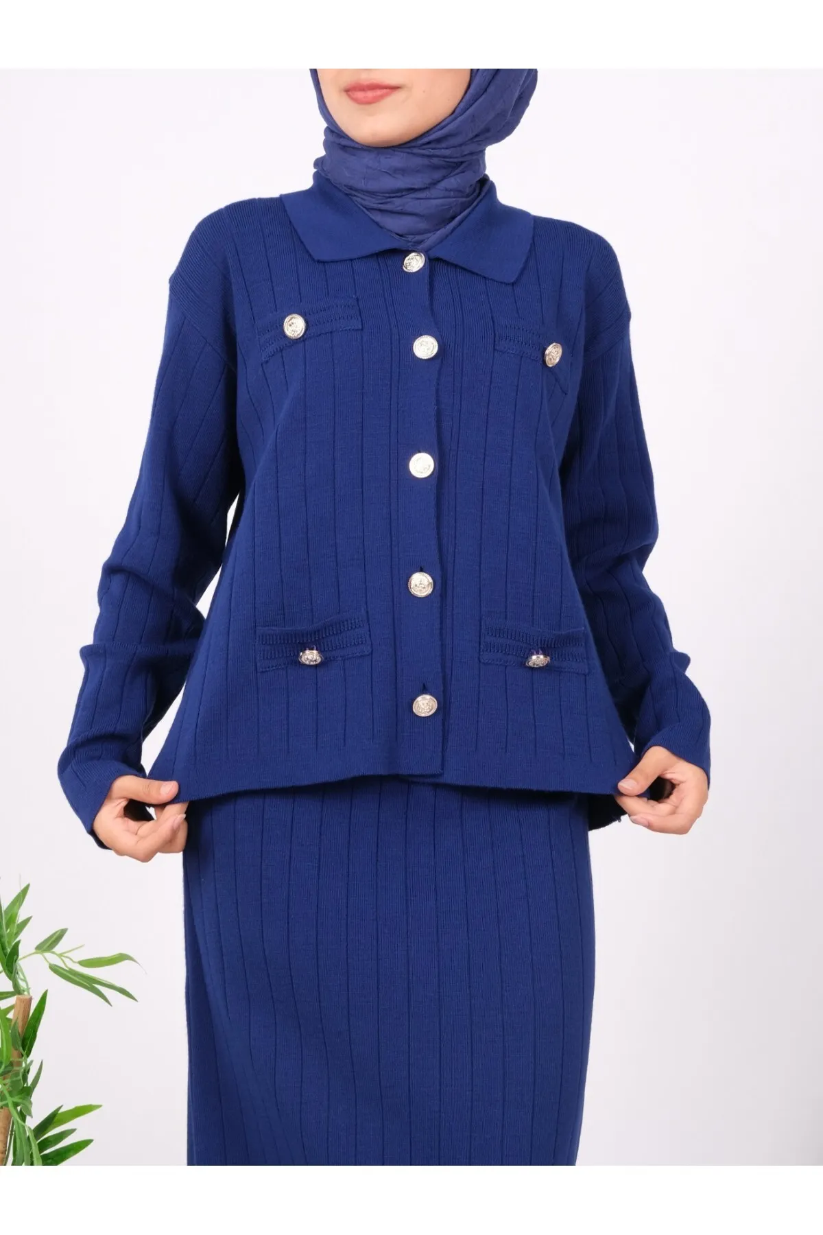 Modamorfo  Strickset mit Cardigan und schmalem Rock mit Metallknöpfen