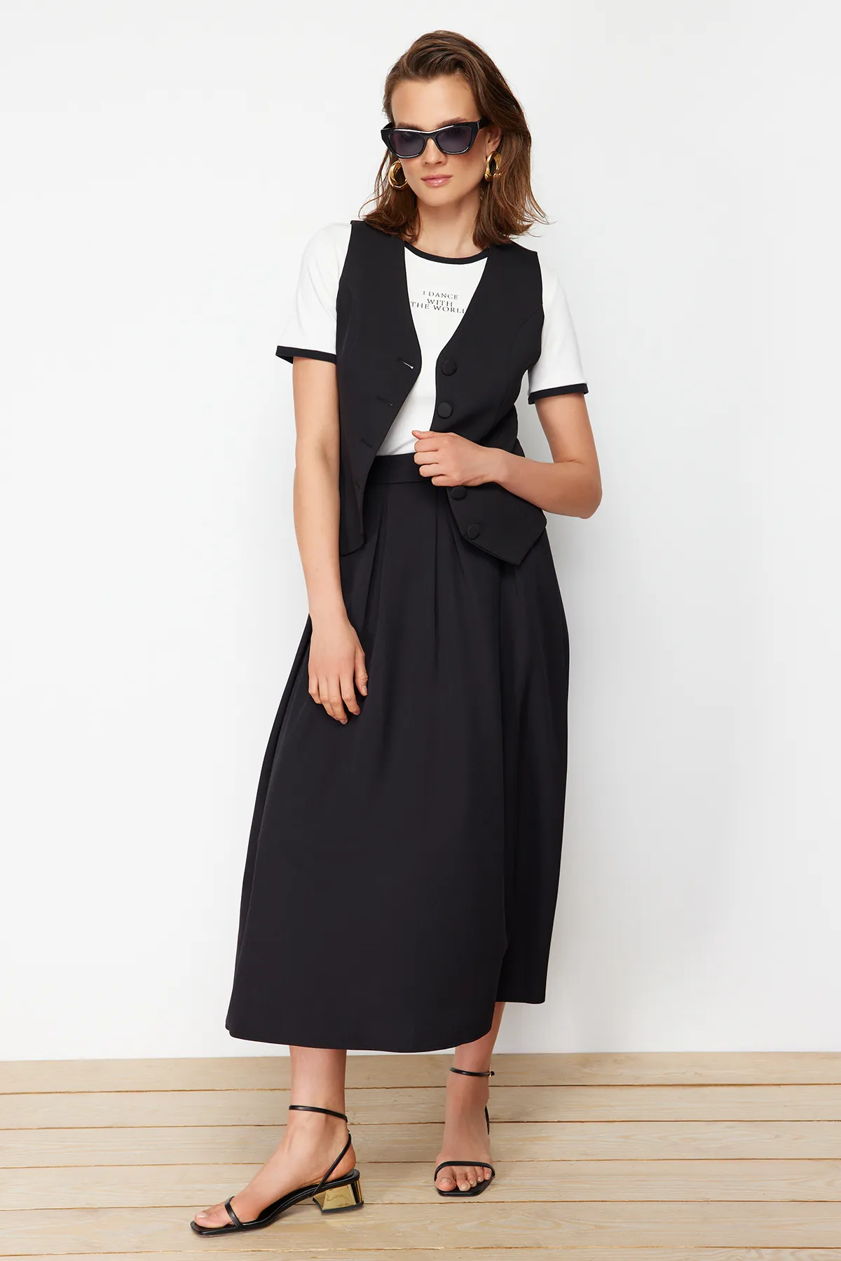 Trendyol Modest  Schwarzer plissierter Webrock TCTAW24EE00011