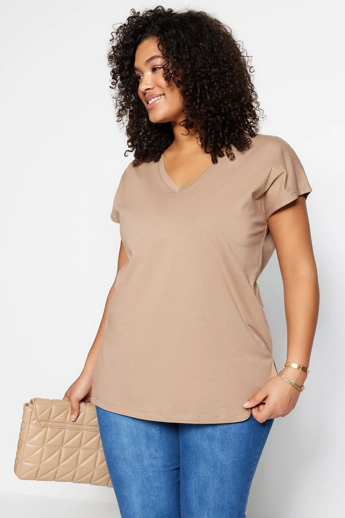 Trendyol Curve  Nerzfarbenes Boyfriend-Strick-T-Shirt mit V-Ausschnitt und Schlitz TBBSS22BF0036