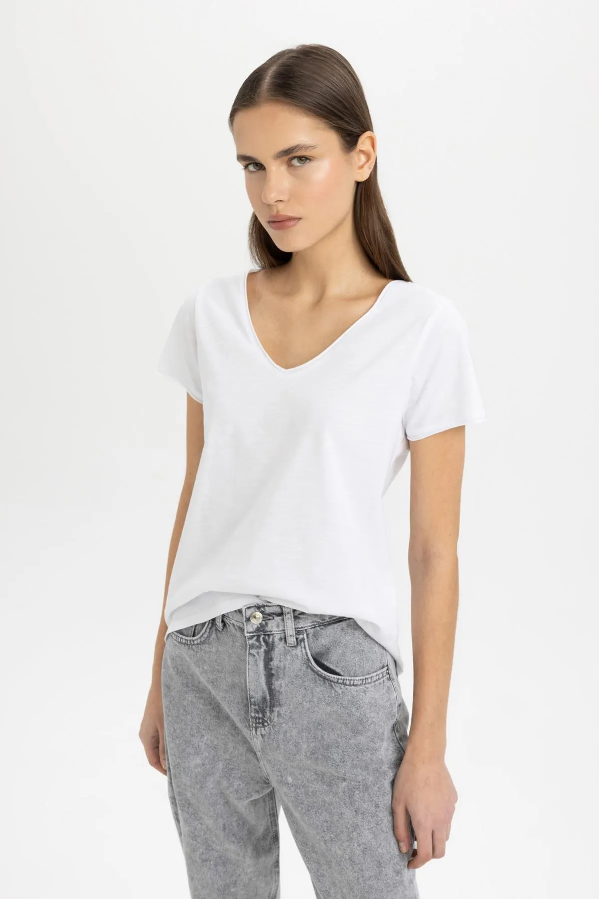 DeFacto  Kurzarm-T-Shirt mit V-Ausschnitt und normaler Passform K1507AZ24SM
