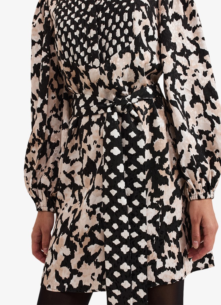 Rochie scurtă tip tunică Dolly de la Phase Eight, decorată cu imprimeu jacquard și curea legată.