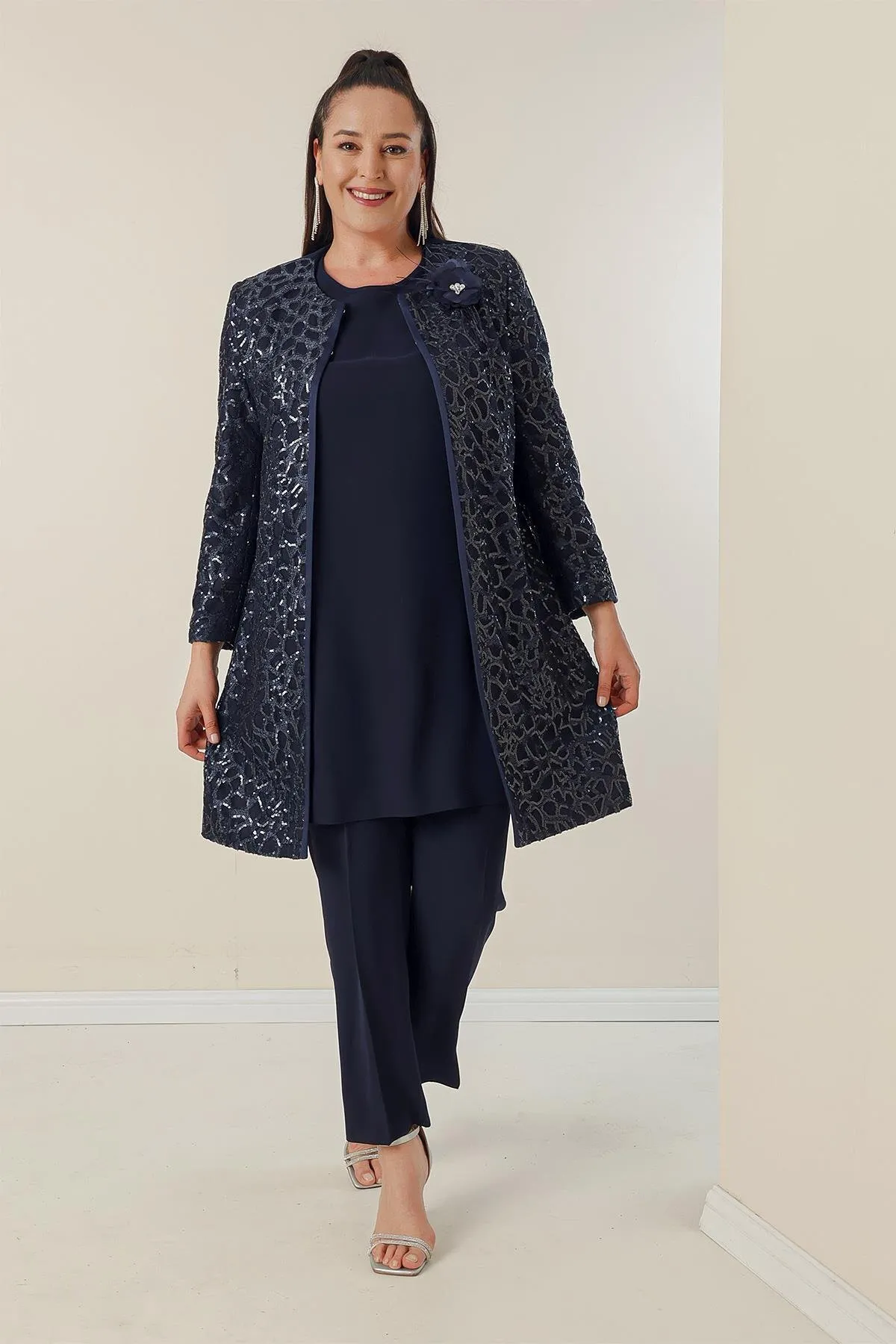 By Saygı  Kreppbluse mit Seitenschlitzen, Ärmeln und paillettengefütterter Jacke und Hose, 3-teiliges Set in Übergröße