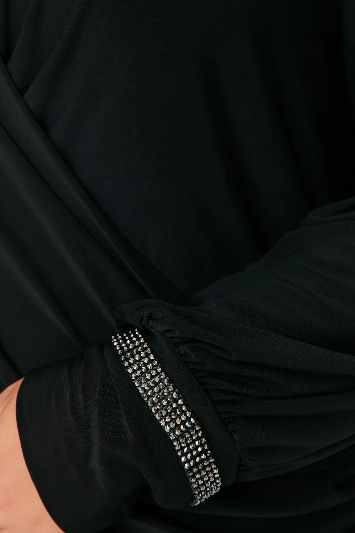 Trendyol Curve  Schwarzes Strickkleid mit Ärmeldetail TBBAW23AH00083