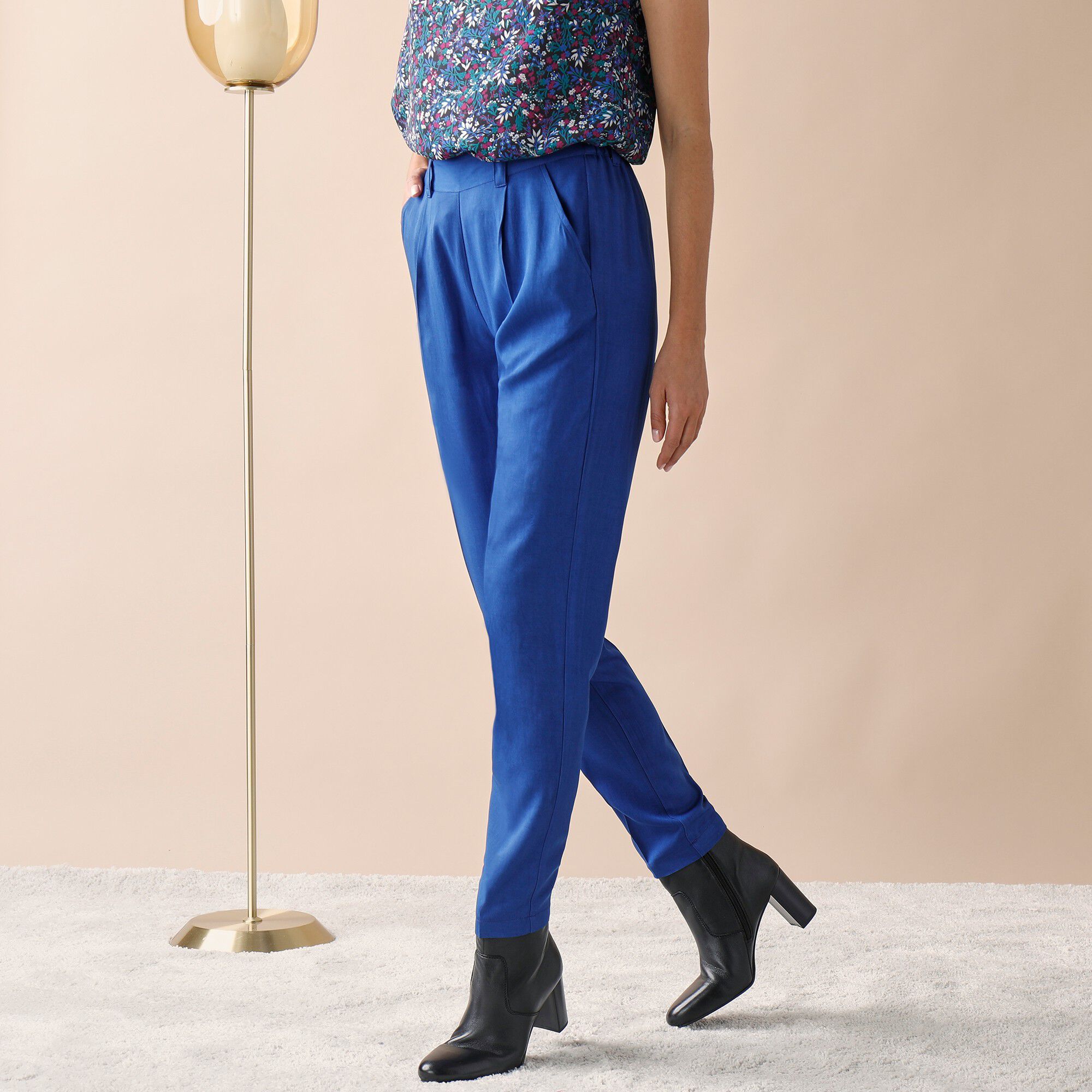 Pantalon fuselé uni ceinturé