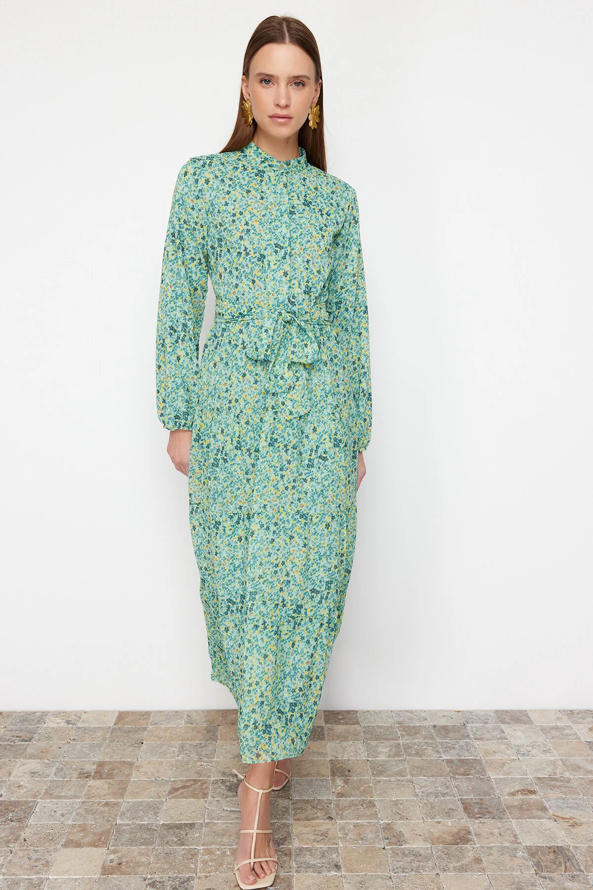 Trendyol Modest  Smaragdgrünes gemustertes, gefüttertes Chiffon-Kleid mit Gürtel, Stehkragen und Futter TCTSS21EL3346