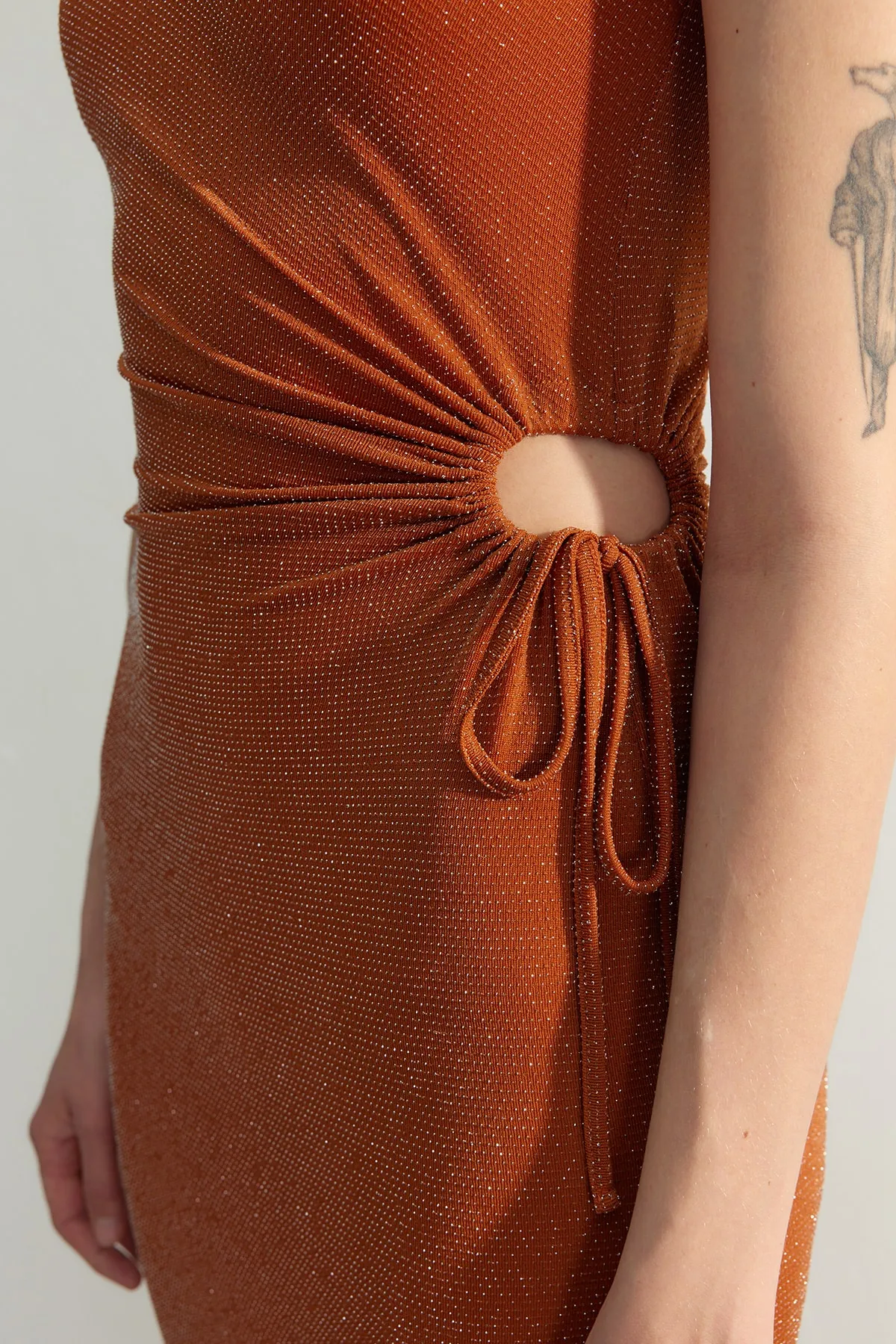 Trendyol Collection  Elegantes Abendkleid mit zimtfarbenem One-Shoulder-Detail TPRSS23EL00410