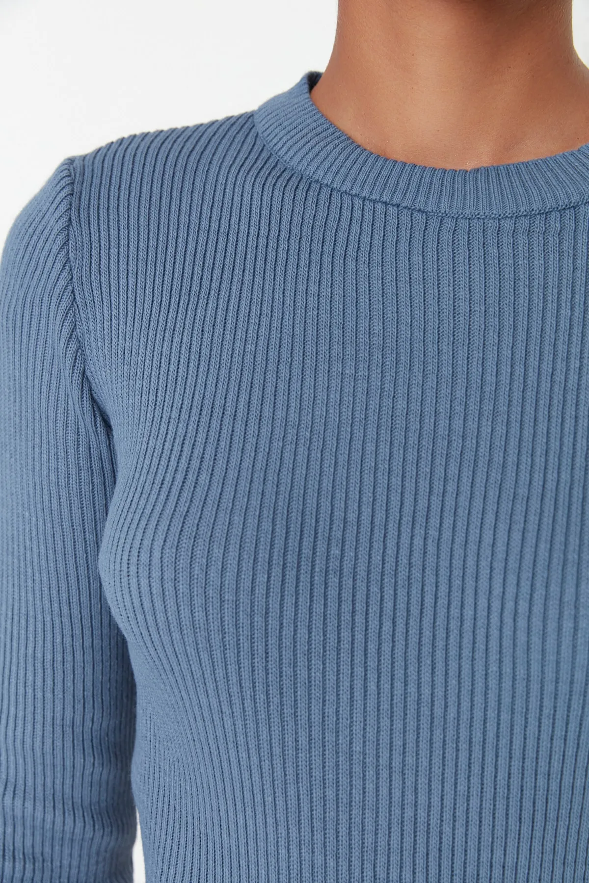Trendyol Collection  Indigoblauer Basic-Pullover aus Kordelstrick TWOAW22KZ1708