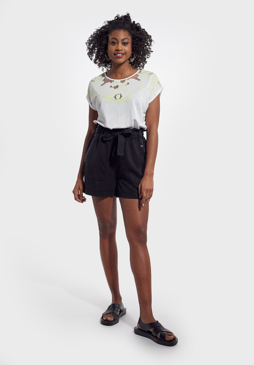 AGHA  T-shirt blanc avec broderie fluo sur le col, coupe large