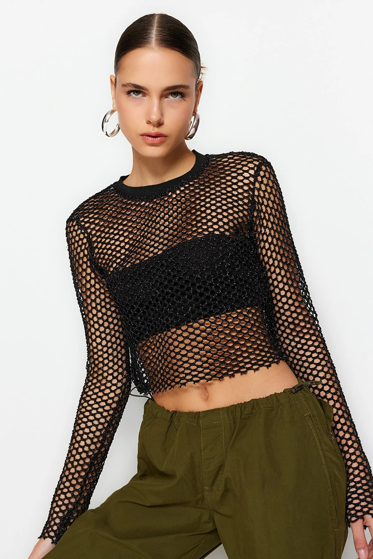 Trendyol Collection  Schwarze, locker geschnittene, bauchfreie Strickbluse aus Lurex-Mesh mit Rundhalsausschnitt TWOSS23BZ00523
