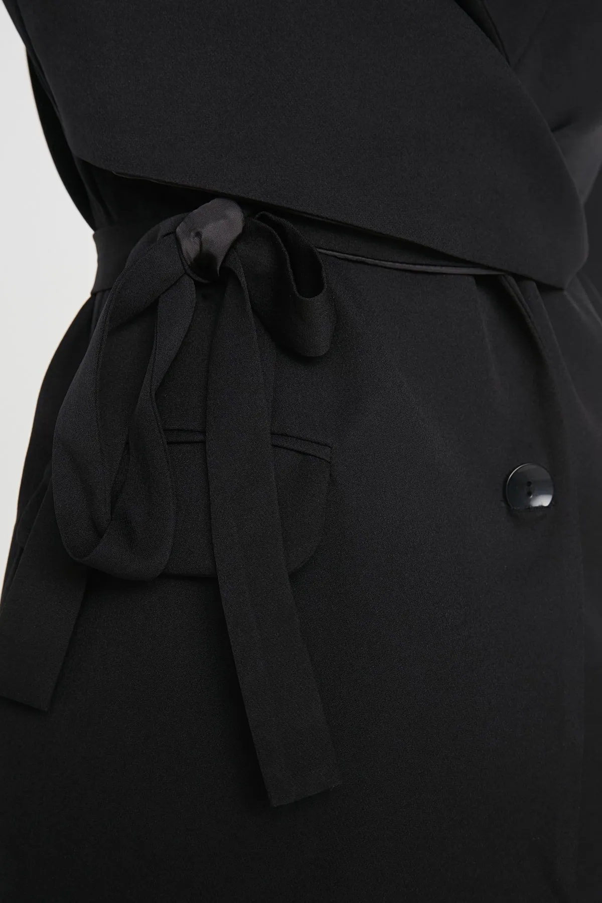 Trendyol Collection  Schwarzer gewebter Blazer mit normalem Futter und zweireihigem Verschluss, mit Gürtel TWOAW21CE0320