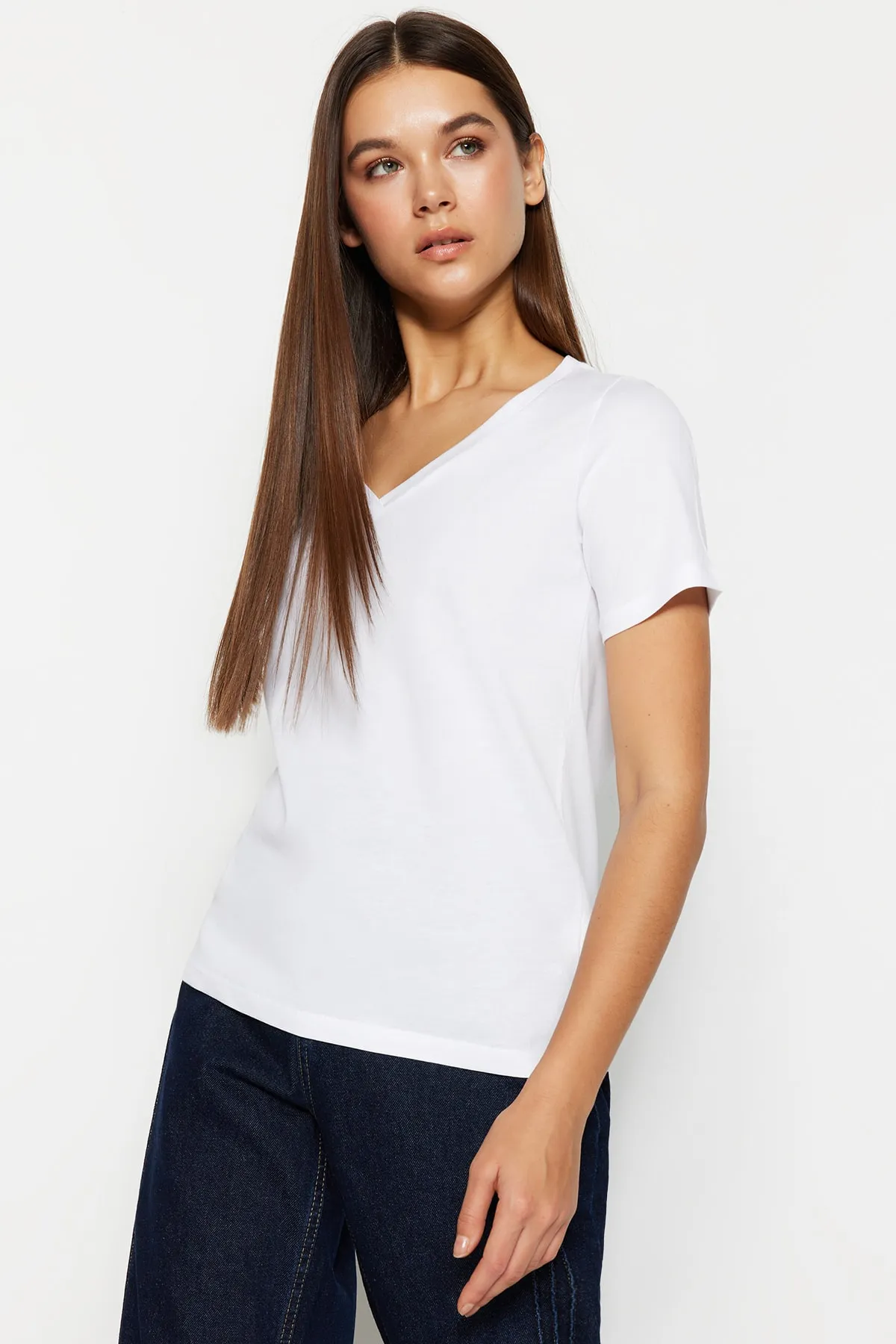 Trendyol Collection  Weißes Basic-Strick-T-Shirt mit V-Ausschnitt aus 100 % Baumwolle TWOSS23TS00001