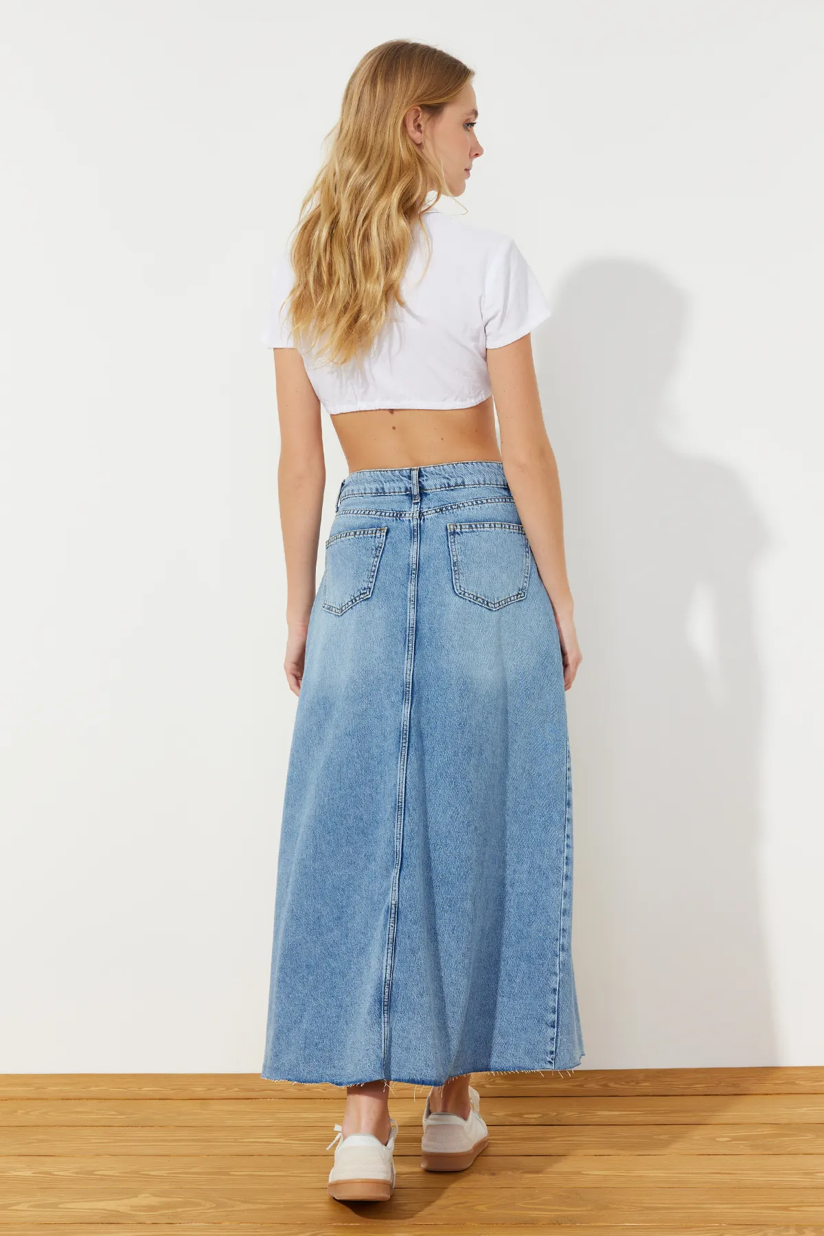Trendyol Collection  Blauer Volant-Näh-detaillierter Maxi-Jeansrock mit hoher Taille TWOSS24ET00012