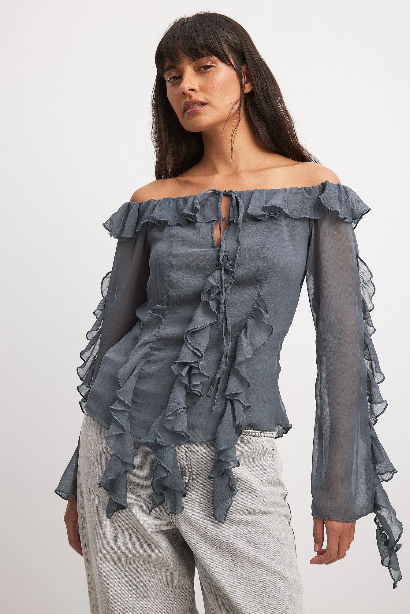 Schulterfreie Chiffonbluse mit Rüschen