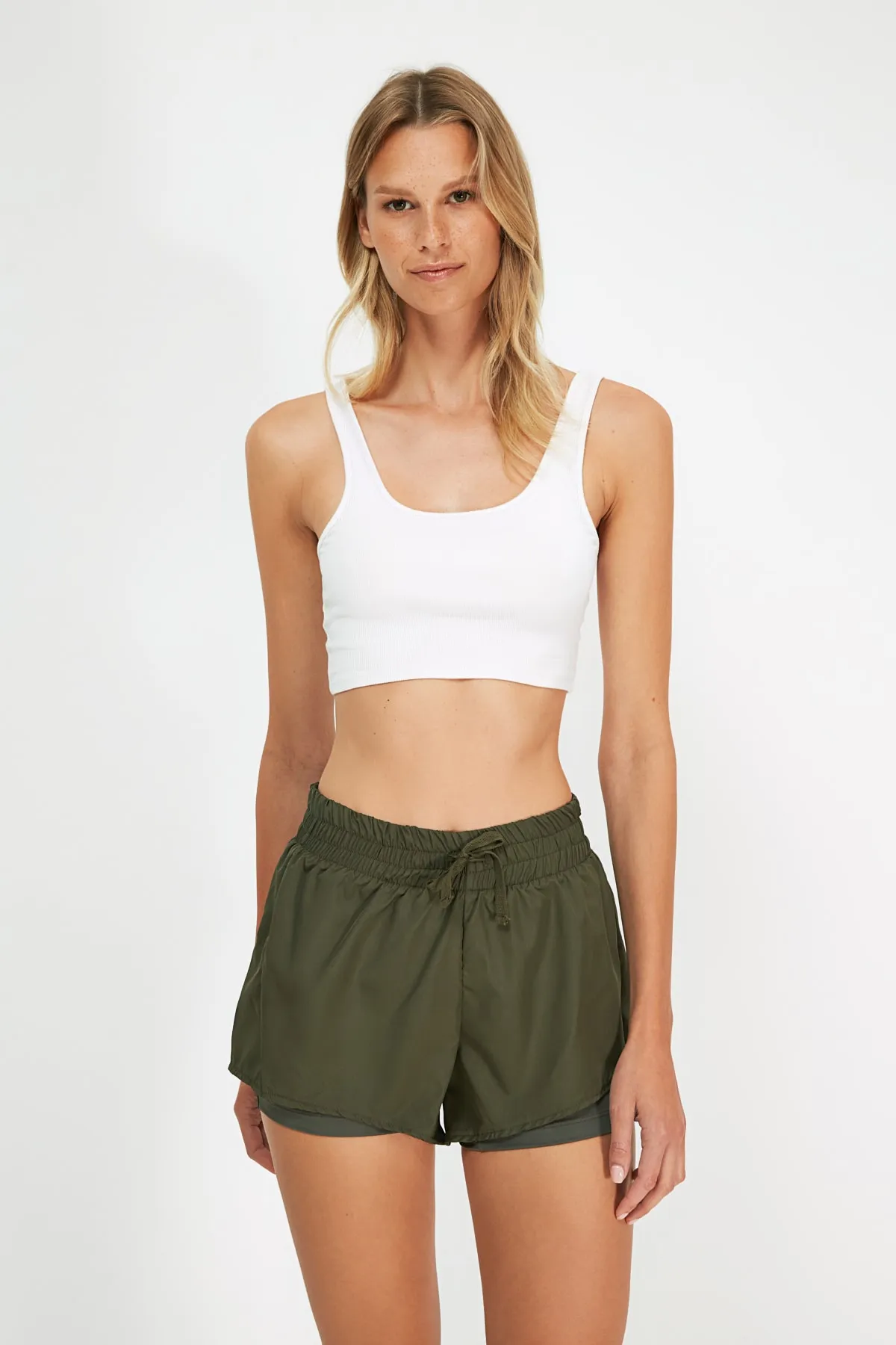 Trendyol Collection  Khakifarbene, zweilagige gestrickte Sportshorts aus Fallschirmstoff mit Innenshorts TWOAW21SR0012