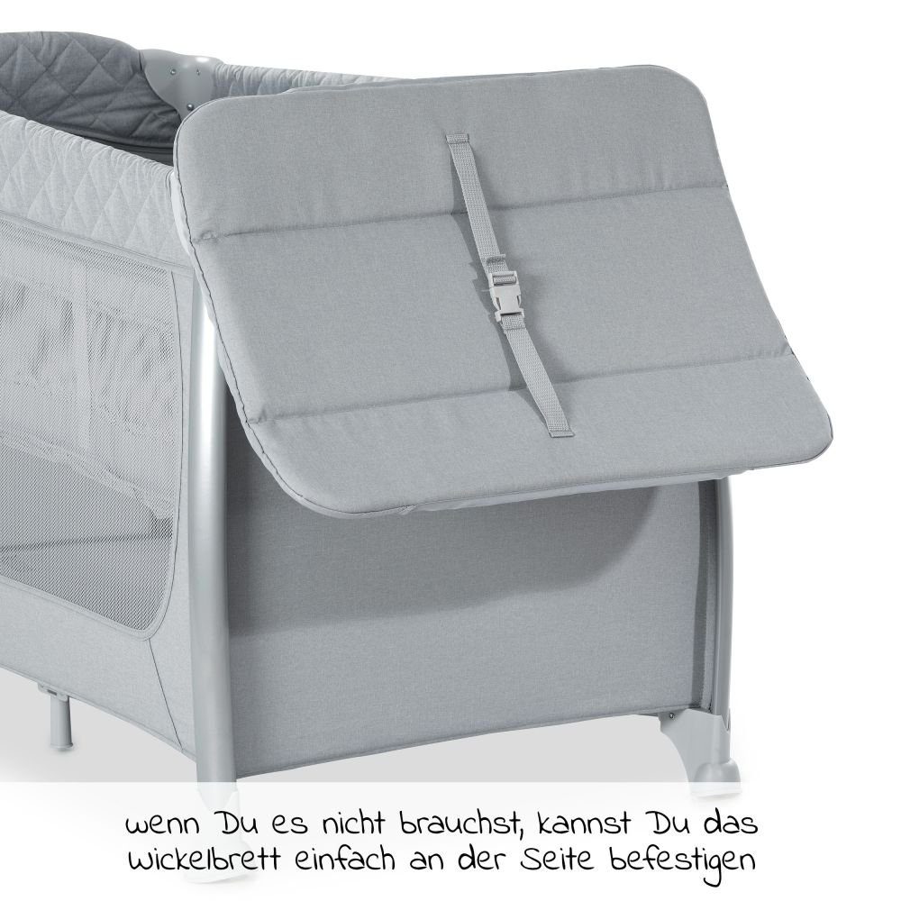 Hauck Baby-Reisebett Play'n Relax Center - Quilted Grey, 7-tlg., mit Matratze, Moskitonetz, Neugeborenen-Einsatz, Wickelauflage