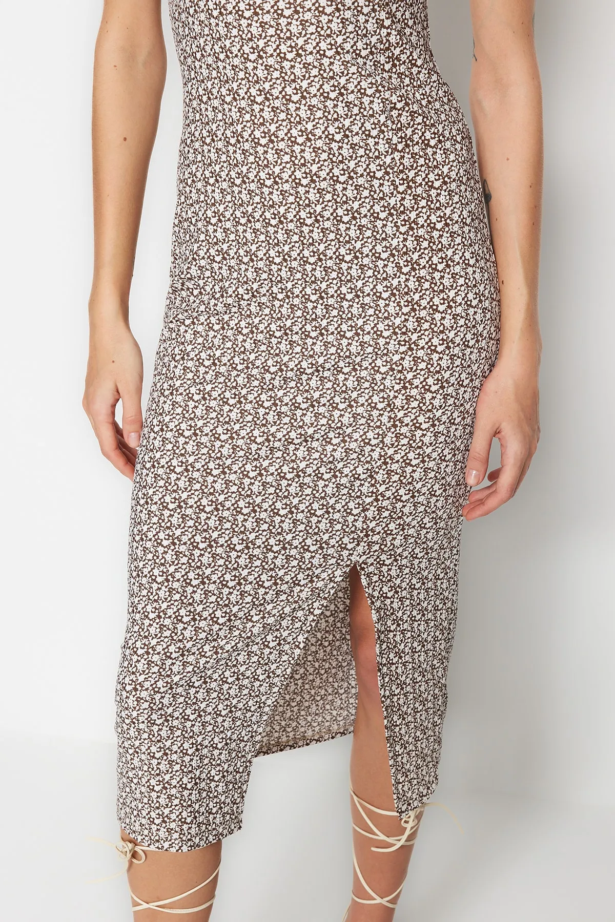 Trendyol Collection  Braunes, bedrucktes Midi-Strickkleid mit Schlitz und detailliertem, eckigem Ausschnitt TWOSS23EL00713