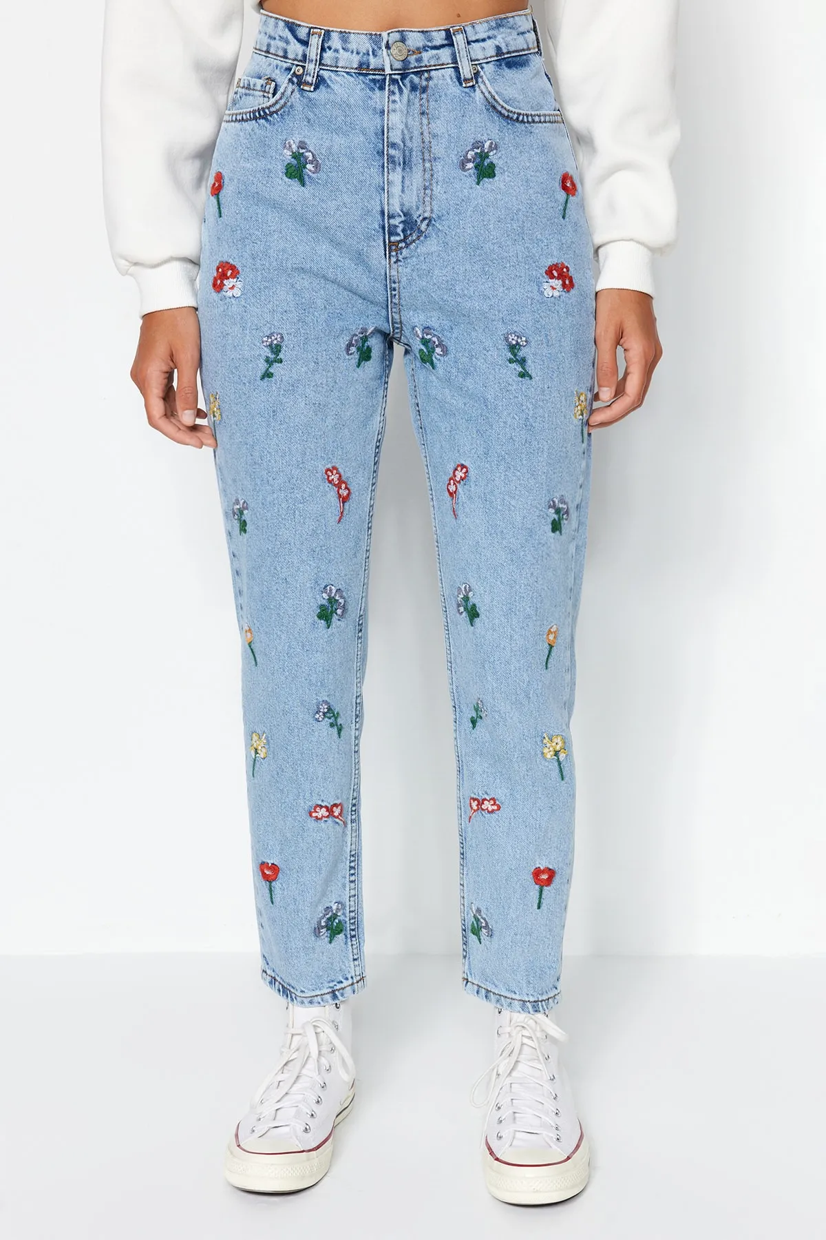 Trendyol Collection  Blaue bestickte Mom-Jeans mit hoher Taille TWOSS21JE0591