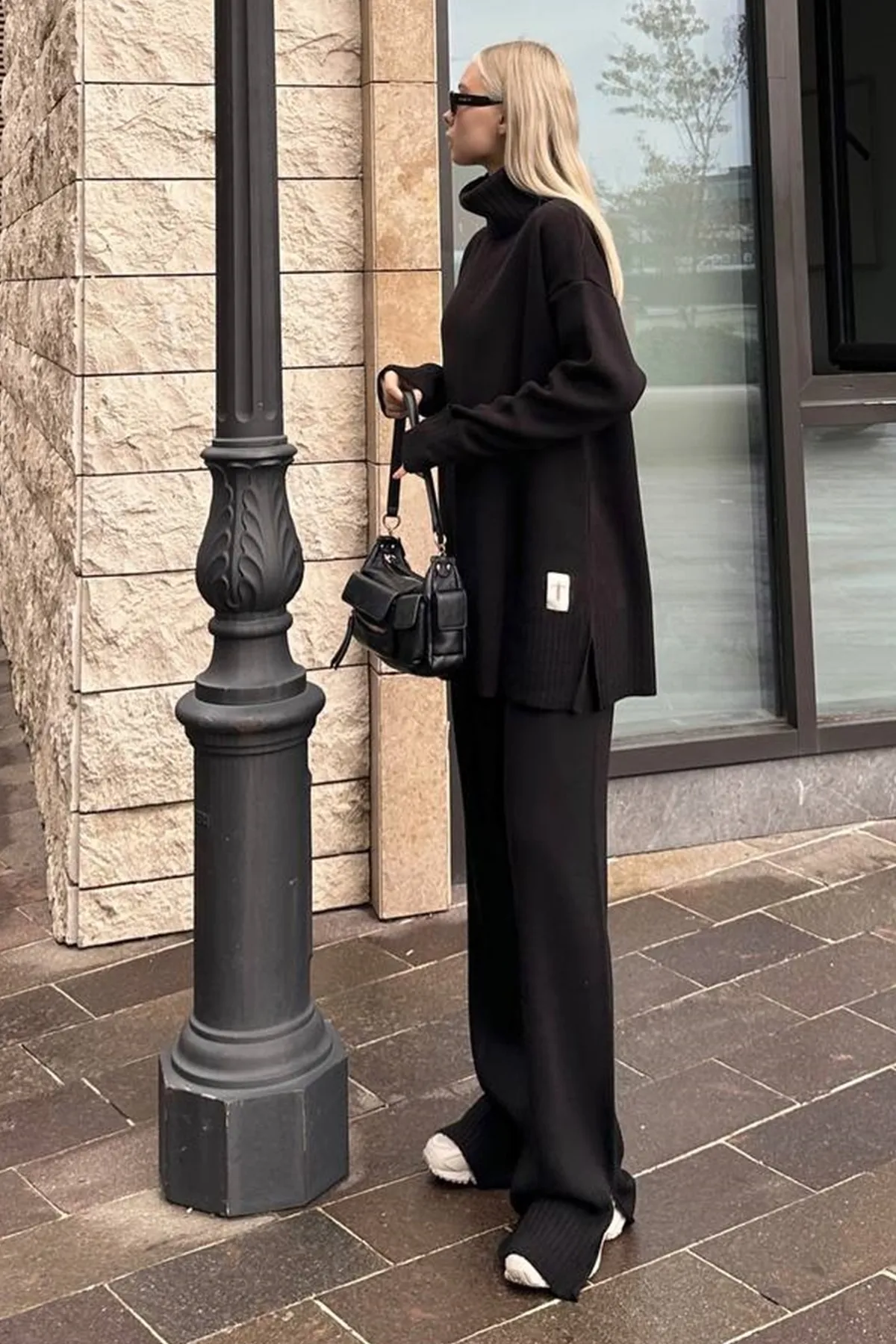 lovebox  Schwarzer Rollkragenpullover in Oversize-Passform mit langen Ärmeln und schwarzer Strickhose mit hoher Taille, Anzug 003