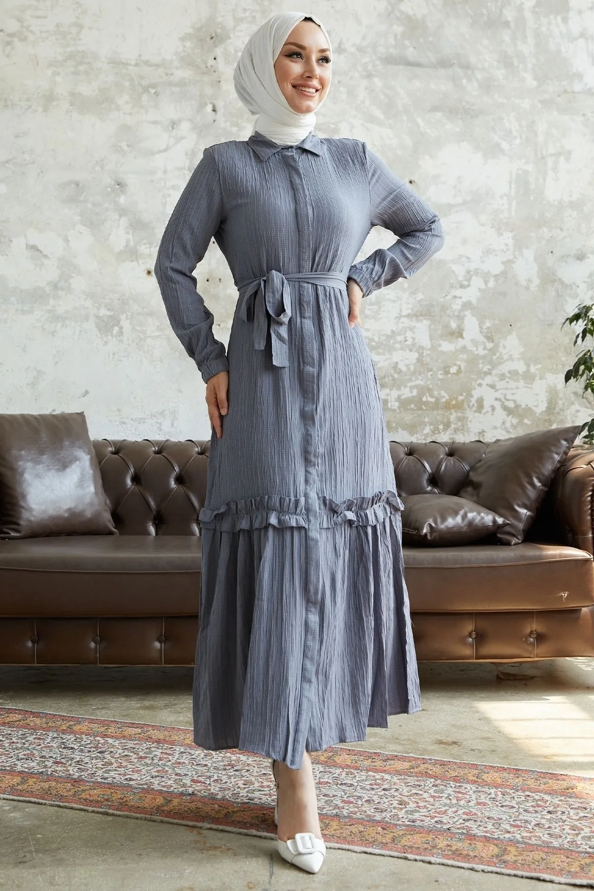 InStyle  Nesya Seersucker-Kleid mit Rüschensaum – Grau