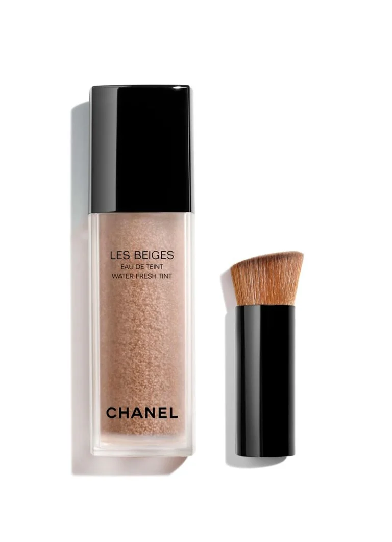Fond de ten CHANEL LES BEIGES EAU DE TEINT FRESH cu micropigmenți. Pentru un efect nud. Pentru un ten natural radiant.