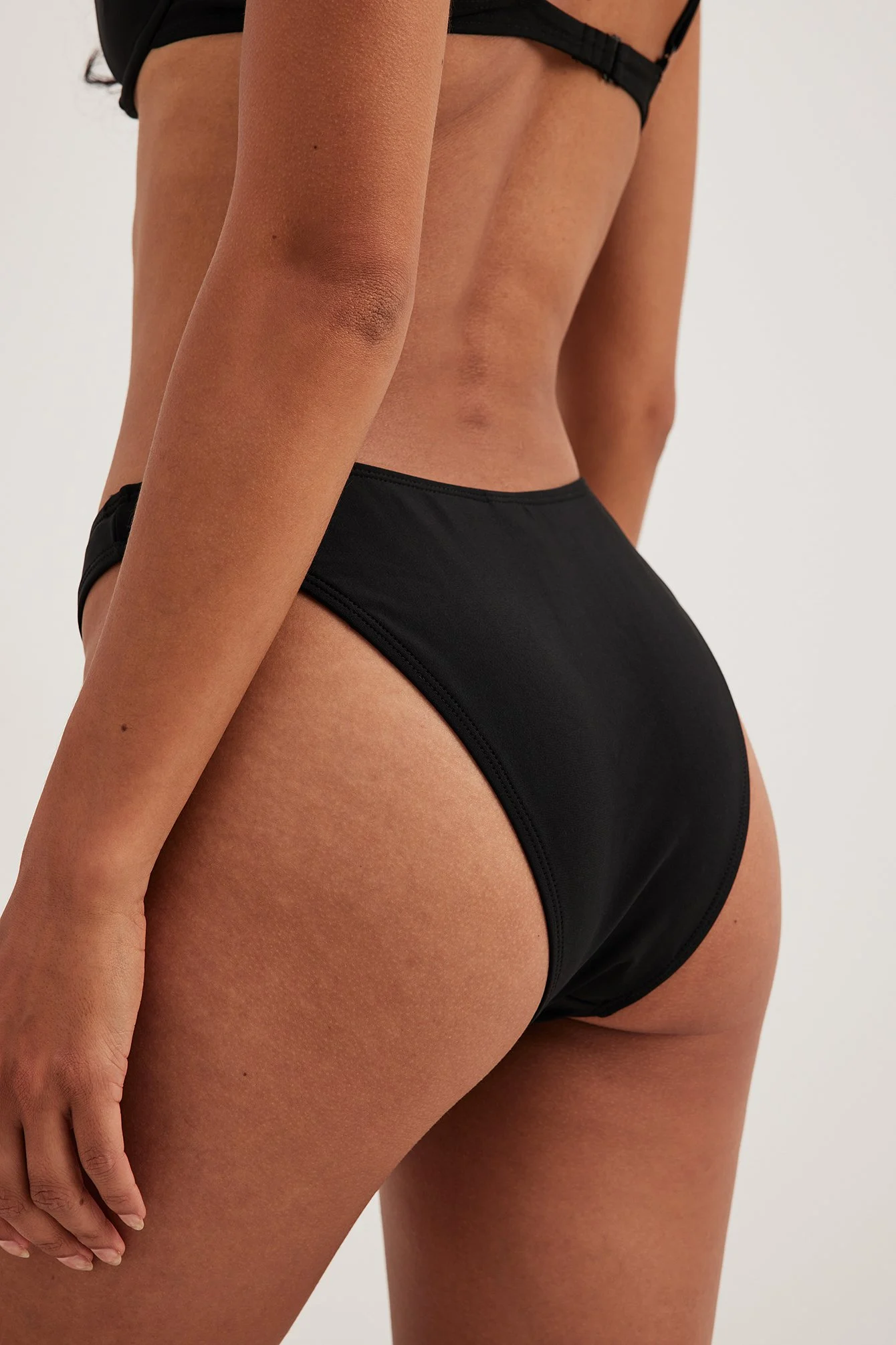 Hochgeschnittenes Bikinihöschen