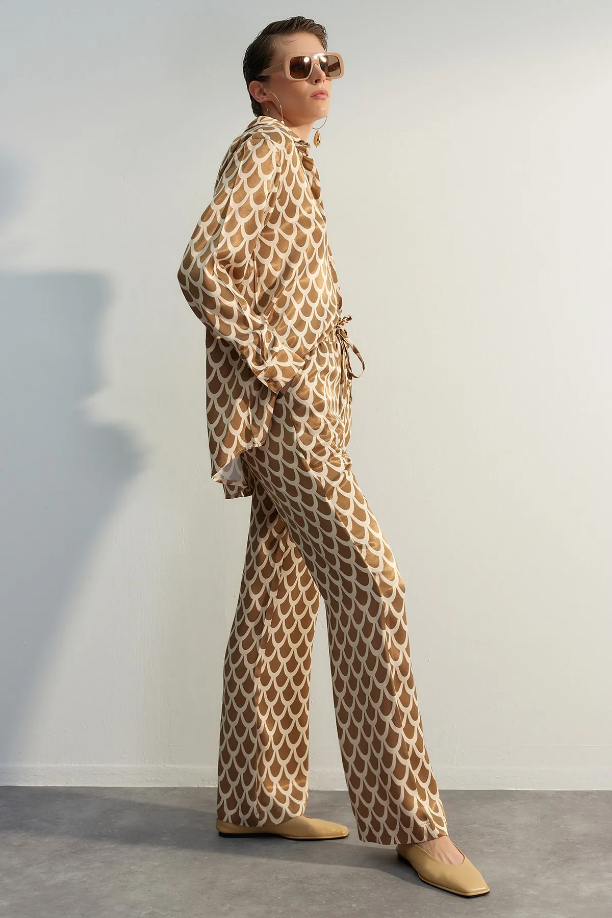 Trendyol Collection  Nerzfarbene, gewebte Hose mit weitem Bein und Satinmuster TWOSS23PL00157