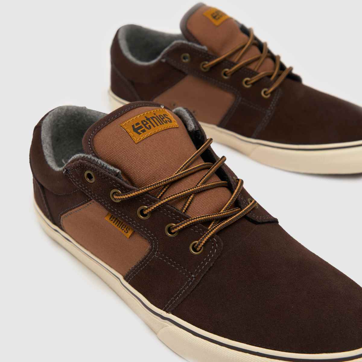 Etnies – Barge – Bruna sneakers med lång ärm