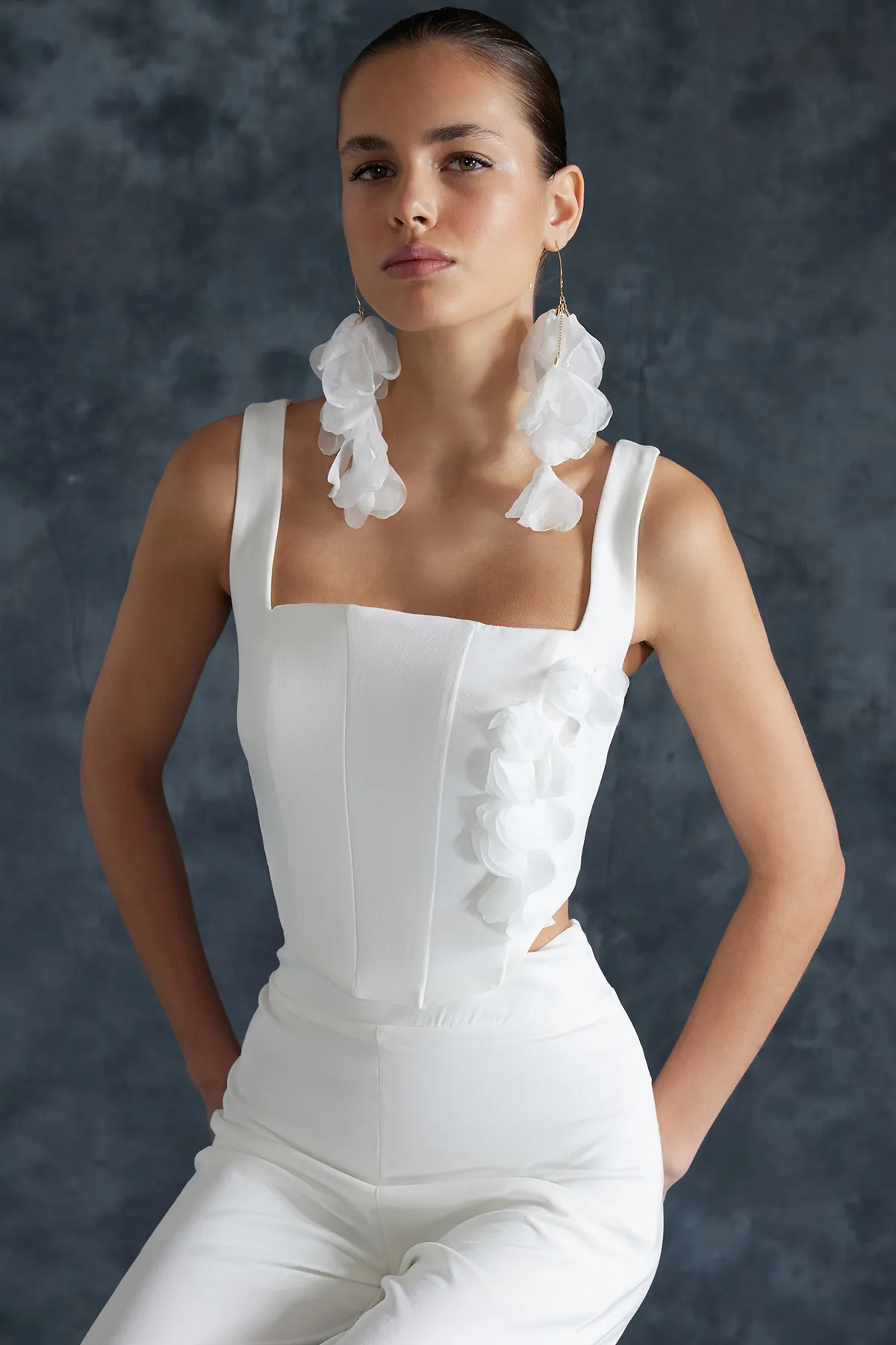 Trendyol Collection  Weißes gewebtes Brautkorsett mit detailliertem Blumenaccessoire und Bustier TPRSS24BS00022