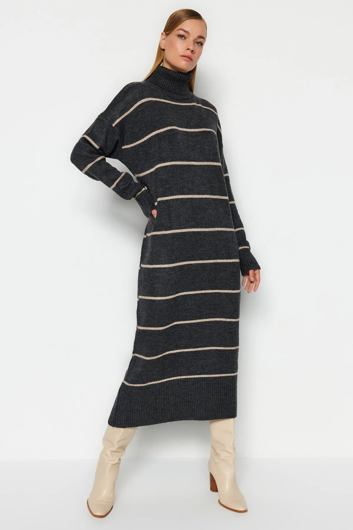 Trendyol Collection  Anthrazitfarbenes, weit geschnittenes Maxi-Strickkleid mit Rollkragen TWOAW24EL00056